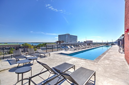 Piscine - 431-2180 Rue Ste-Catherine E., Montréal (Ville-Marie), QC - Outdoor With In Ground Pool With View