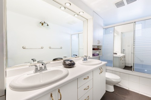 Salle de bains - 3 Rue Lacroix, Dollard-Des-Ormeaux, QC - Indoor Photo Showing Bathroom