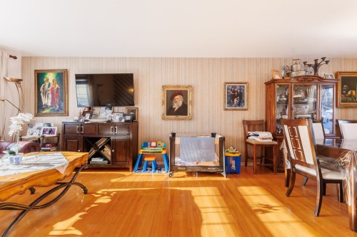 Salon - 3 Rue Lacroix, Dollard-Des-Ormeaux, QC - Indoor