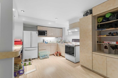 Salle familiale - 5751 Rue Plantagenet, Montréal (Côte-Des-Neiges/Notre-Dame-De-Grâce), QC - Indoor Photo Showing Kitchen