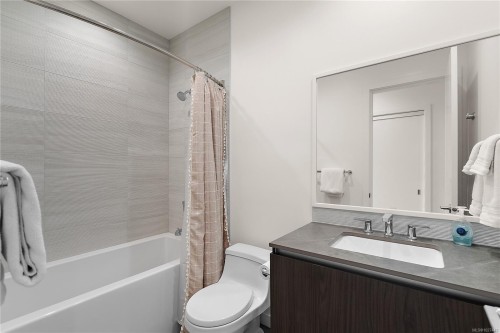 1402-2000 Hannington Rd, Langford, BC - Indoor Photo Showing Bathroom
