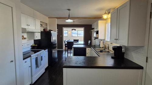 707 12Th Avenue, Cranbrook, BC - Indoor Photo Showing Kitchen With Double Sink