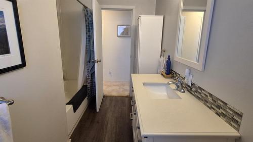 707 12Th Avenue, Cranbrook, BC - Indoor Photo Showing Bathroom