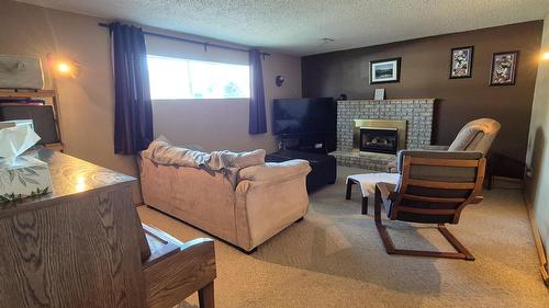 707 12Th Avenue, Cranbrook, BC - Indoor Photo Showing Living Room With Fireplace