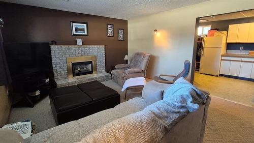 707 12Th Avenue, Cranbrook, BC - Indoor Photo Showing Living Room With Fireplace
