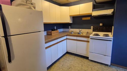 707 12Th Avenue, Cranbrook, BC - Indoor Photo Showing Kitchen With Double Sink