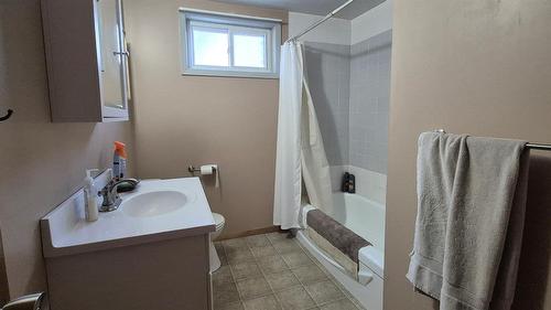 707 12Th Avenue, Cranbrook, BC - Indoor Photo Showing Bathroom