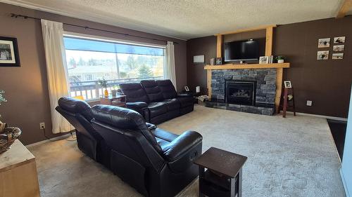 707 12Th Avenue, Cranbrook, BC - Indoor Photo Showing Living Room With Fireplace