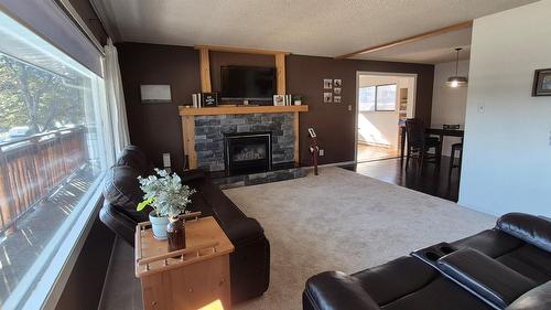 707 12Th Avenue, Cranbrook, BC - Indoor Photo Showing Living Room With Fireplace
