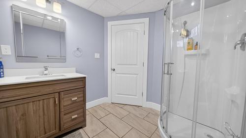 2001 8Th Avenue, Cranbrook, BC - Indoor Photo Showing Bathroom