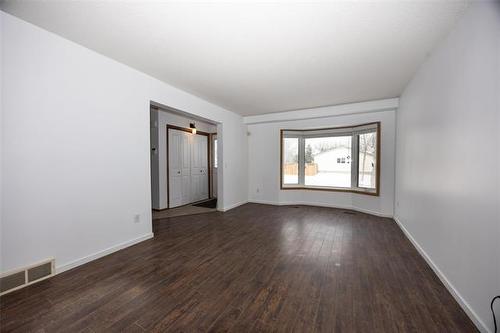 6 Hawstead Rd, Winnipeg, MB 