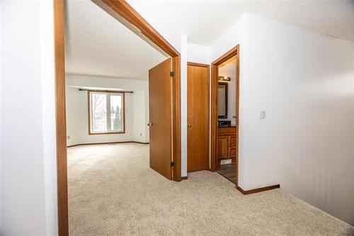 6 Hawstead Rd, Winnipeg, MB 