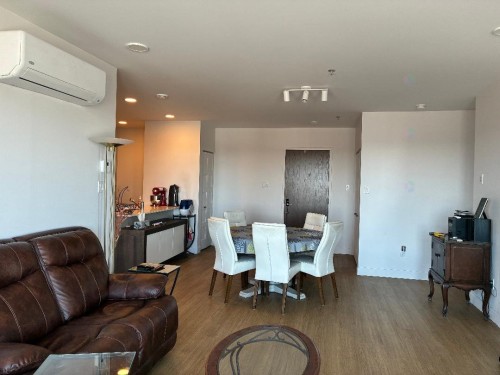 Salon - 1106-8355 Boul. St-Laurent, Brossard, QC - Indoor