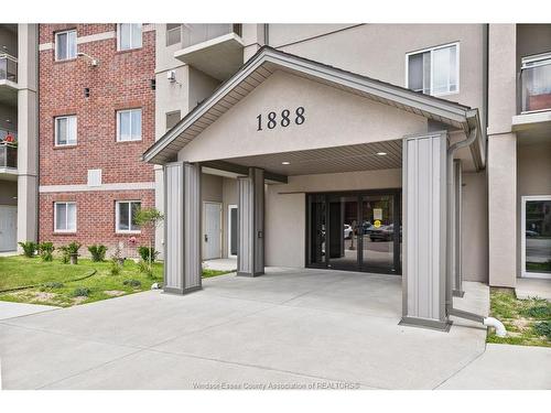 205-1888 WESTVIEW  Lasalle, ON N9H 0M1