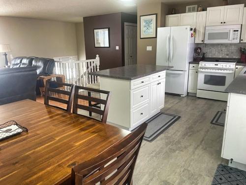 422 Birch Crescent, Nakina, ON - Indoor Photo Showing Kitchen