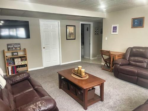 422 Birch Crescent, Nakina, ON - Indoor Photo Showing Living Room