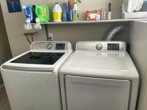 422 Birch Crescent, Nakina, ON - Indoor Photo Showing Laundry Room
