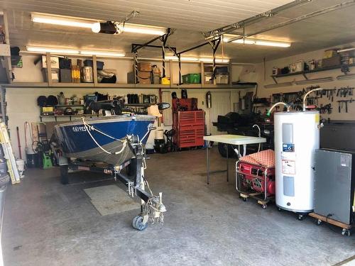 422 Birch Crescent, Nakina, ON - Indoor Photo Showing Garage