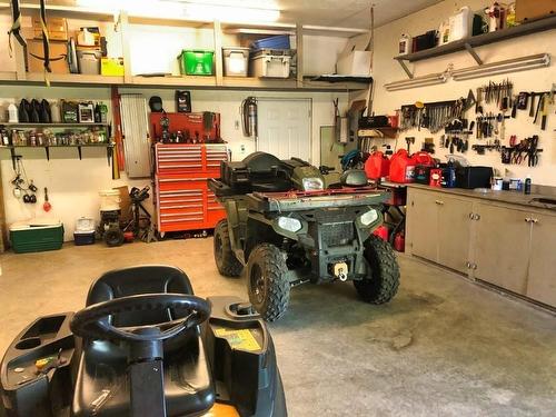 422 Birch Crescent, Nakina, ON - Indoor Photo Showing Garage