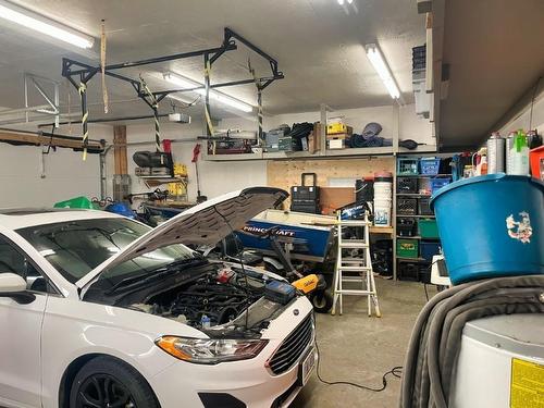 422 Birch Crescent, Nakina, ON - Indoor Photo Showing Garage