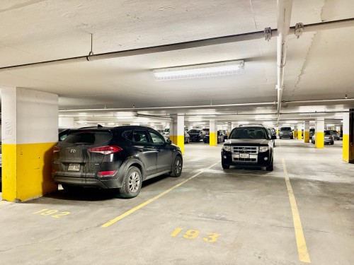 Garage - 402-551 Rue De La Montagne, Montréal (Ville-Marie), QC - Indoor Photo Showing Garage