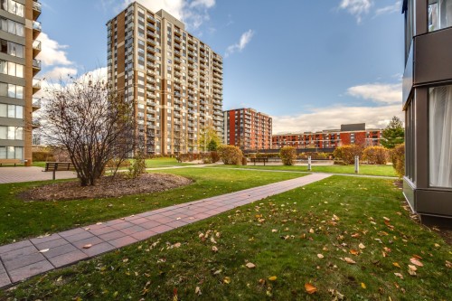 Garden - 402-551 Rue De La Montagne, Montréal (Ville-Marie), QC - Outdoor With Facade