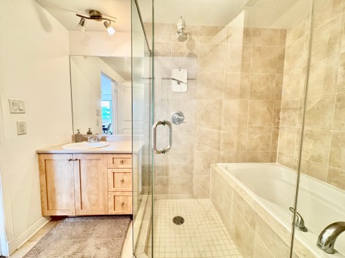 Master Bathroom - 402-551 Rue De La Montagne, Montréal (Ville-Marie), QC - Indoor Photo Showing Bathroom