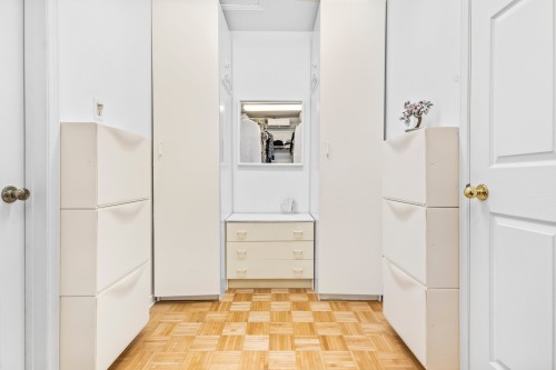 Closet - 5901 Av. Brandeis, Côte-Saint-Luc, QC - Indoor