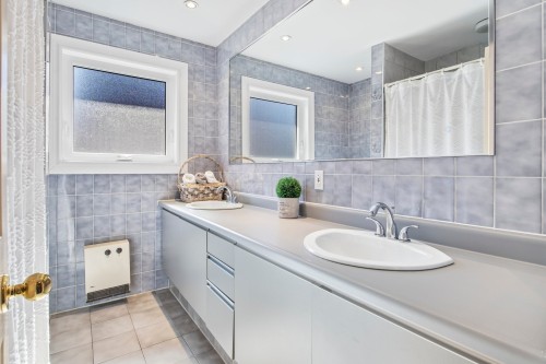 Bathroom - 5901 Av. Brandeis, Côte-Saint-Luc, QC - Indoor Photo Showing Bathroom