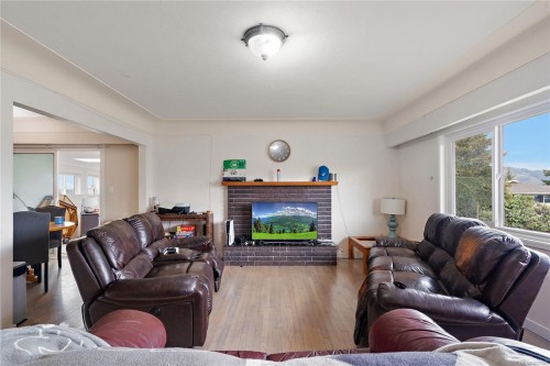 1819 Dunnett Cres, Saanich, BC 