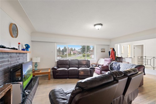 1819 Dunnett Cres, Saanich, BC 
