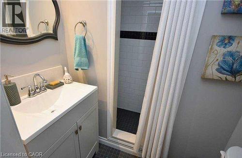 1601 Sandgate Crescent, Mississauga, ON - Indoor Photo Showing Bathroom