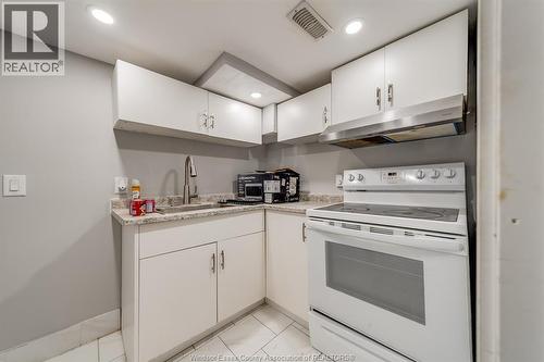 658 Tournier, Windsor, ON - Indoor Photo Showing Kitchen