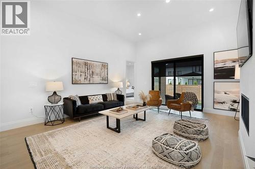 572 Lily Mac Boulevard, Windsor, ON - Indoor Photo Showing Living Room
