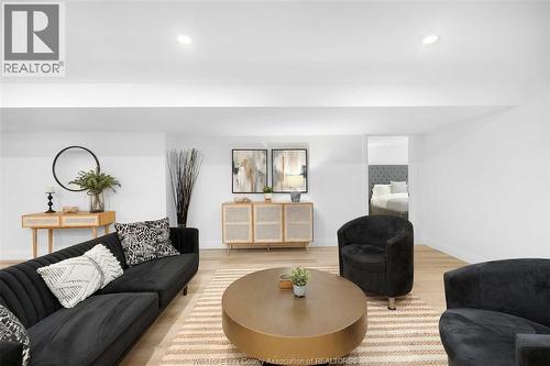 572 Lily Mac Boulevard, Windsor, ON - Indoor Photo Showing Living Room