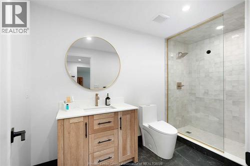572 Lily Mac Boulevard, Windsor, ON - Indoor Photo Showing Bathroom