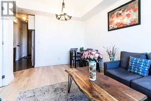1712 - 9205 Yonge Street, Richmond Hill, ON - Indoor Photo Showing Living Room