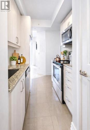 1712 - 9205 Yonge Street, Richmond Hill, ON - Indoor Photo Showing Kitchen With Upgraded Kitchen