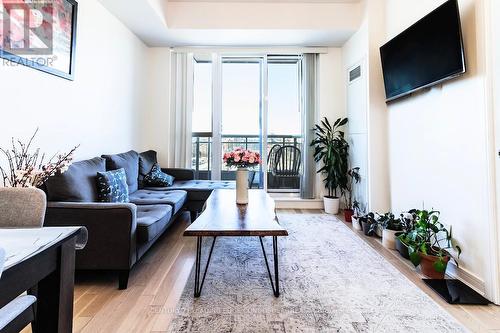1712 - 9205 Yonge Street, Richmond Hill, ON - Indoor Photo Showing Living Room