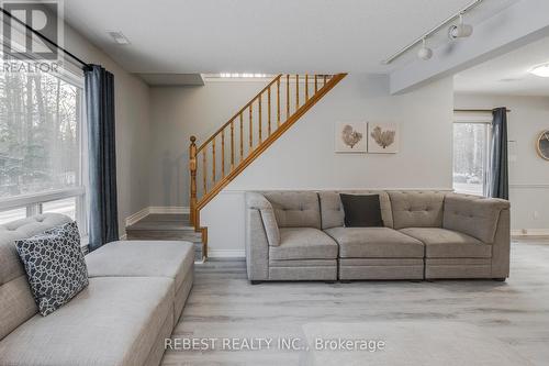 910 Concession Rd 17 W, Tiny, ON - Indoor Photo Showing Living Room