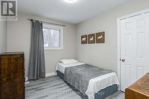 910 Concession Rd 17 W, Tiny, ON - Indoor Photo Showing Bedroom