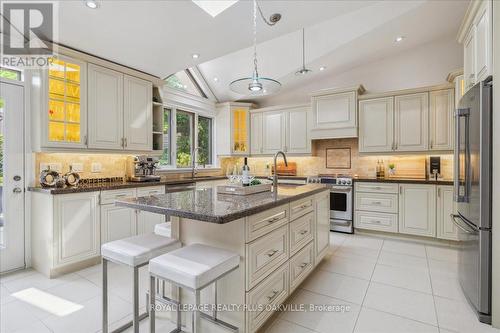 621 North Shore Boulevard E, Burlington, ON - Indoor Photo Showing Kitchen With Upgraded Kitchen