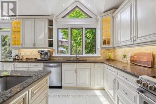 621 North Shore Boulevard E, Burlington, ON - Indoor Photo Showing Kitchen