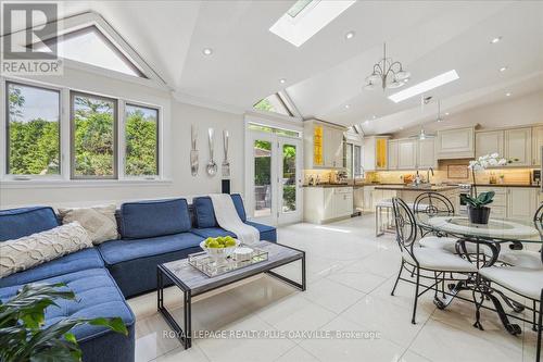 621 North Shore Boulevard E, Burlington, ON - Indoor Photo Showing Living Room
