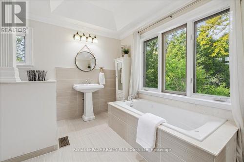 621 North Shore Boulevard E, Burlington, ON - Indoor Photo Showing Bathroom
