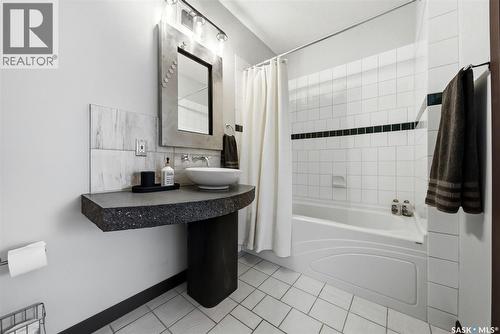 500 2020 11Th Avenue, Regina, SK - Indoor Photo Showing Bathroom