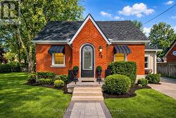 78 STIRLING AVENUE S  Waterloo, ON N2G 3N9