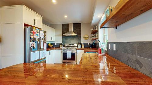 1-323 Banks Street, Kimberley, BC - Indoor Photo Showing Kitchen