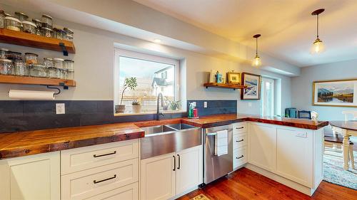 1-323 Banks Street, Kimberley, BC - Indoor Photo Showing Kitchen With Double Sink