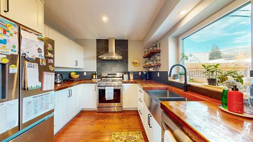1-323 Banks Street, Kimberley, BC - Indoor Photo Showing Kitchen With Double Sink